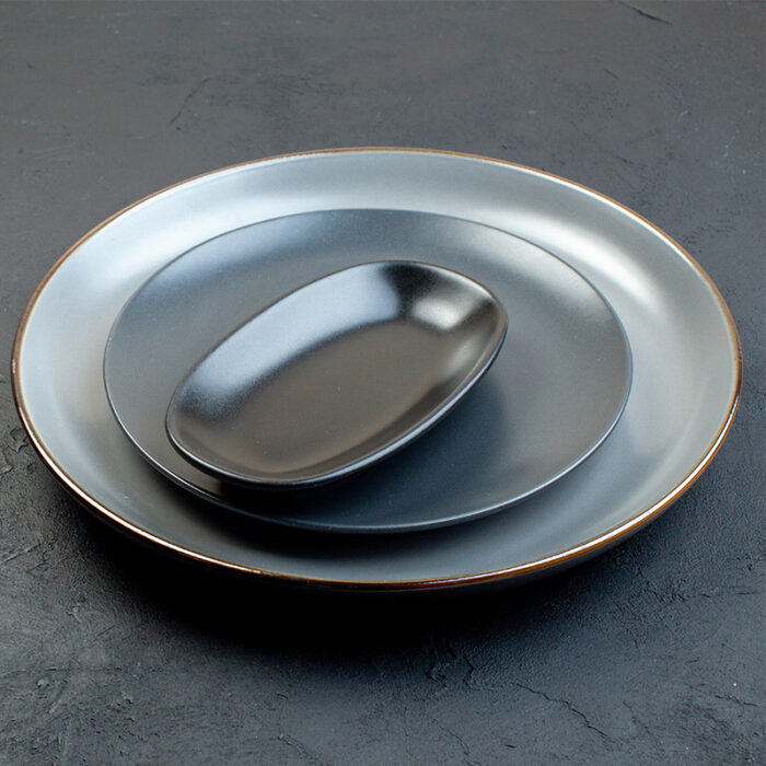 This Dinner Plate Has A Clean And Simple Design, Allowing The Food To Take Center Stage. With A Standard Size And Durable Construction, It Is Suitable For Everyday Use And Can Complement A Variety Of Table Settings And Culinary Presentations.