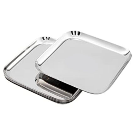 This square-shaped plate is perfect for serving appetizers, main courses, or desserts.