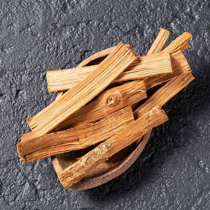 A Vine Of Uncaria Plant, Commonly Known As Cat'S Claw, With Green Leaves And Sharp Curved Thorns Resembling A Cat'S Claw. This Medicinal Plant Is Native To The Amazon Rainforest And Has Been Used For Centuries In Traditional Medicine To Treat Various Ailments, Such As Inflammation And Arthritis.